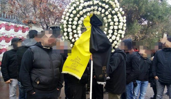 Στεφάνι των οπαδών της ΑΕΚ στο Πολυτεχνείο (ΦΩΤΟ)