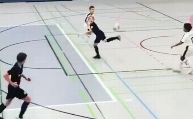 Μαγικό γκολ από πιτσιρικά σε αγώνα futsal