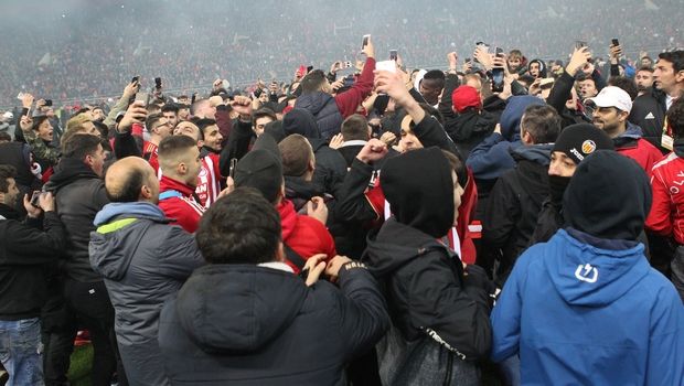 Ολυμπιακός – Μίλαν: Σε απολογία οι “ερυθρόλευκοι” για την εισβολή