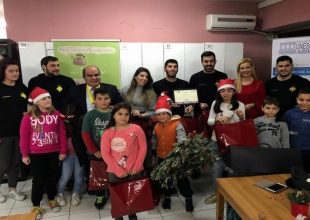 Μοίρασαν χαμόγελα και δώρα οι αθλητές του ράγκμπι της ΑΕΚ!