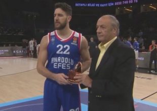 Βασίλιε Μίτσιτς: Παρέλαβε το βραβείο του MVP Νοεμβρίου