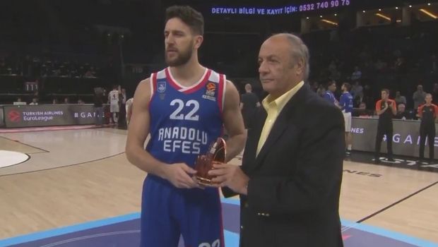 Βασίλιε Μίτσιτς: Παρέλαβε το βραβείο του MVP Νοεμβρίου