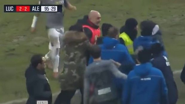 Ο προπονητής της Αλεσάντρια “κατεδαφίζει” με κουτουλιά συνάδελφό του!