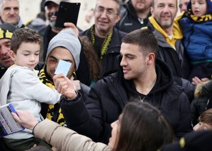 Ο Γαλανόπουλος μοίρασε χαμόγελα και κλήρωσε δώρα στην Μαθητική Κερκίδα (ΦΩΤΟ)