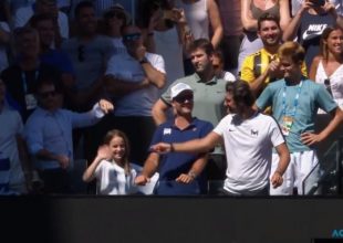 Ένας ΑΕΚτζής στο πλευρό του Τσιτσιπά (vid)