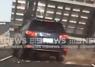 Μη σου τύχει: Ταμπέλα εθνικής οδού πέφτει και διαλύει αυτοκίνητο