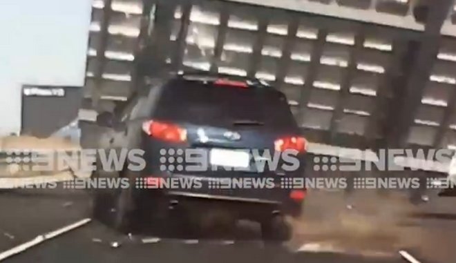 Μη σου τύχει: Ταμπέλα εθνικής οδού πέφτει και διαλύει αυτοκίνητο Μη σου τύχει: Ταμπέλα εθνικής οδού πέφτει και διαλύει αυτοκίνητο