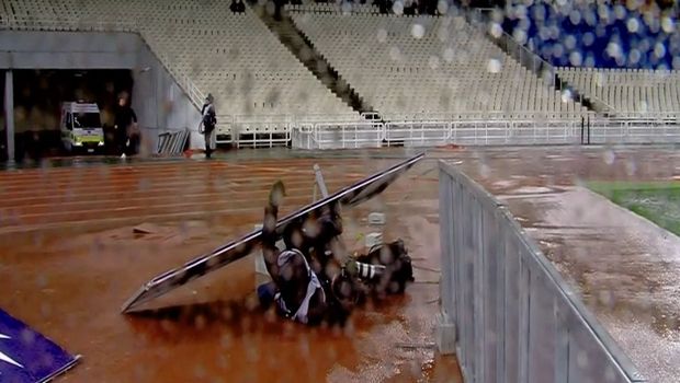 Ωκεανίς: Ο δυνατός αέρας γκρέμισε φωτορεπόρτερ στο ΟΑΚΑ