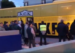 Η άφιξη της ΑΕΚ στο Περιστέρι (VIDEO)