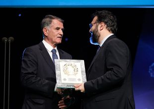 Ο Βασιλειάδης βράβευσε τον Μπάγεβιτς!