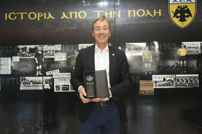Ο επικεφαλής του UEFA Medical and Anti-Doping στα γραφεία της ΑΕΚ