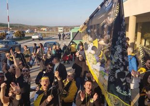 Αποθέωση της “Βασίλισσας” από τους οπαδούς της στο αεροδρόμιο