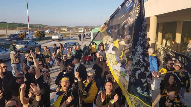 Αποθέωση της “Βασίλισσας” από τους οπαδούς της στο αεροδρόμιο Αποθέωση της “Βασίλισσας” από τους οπαδούς της στο αεροδρόμιο