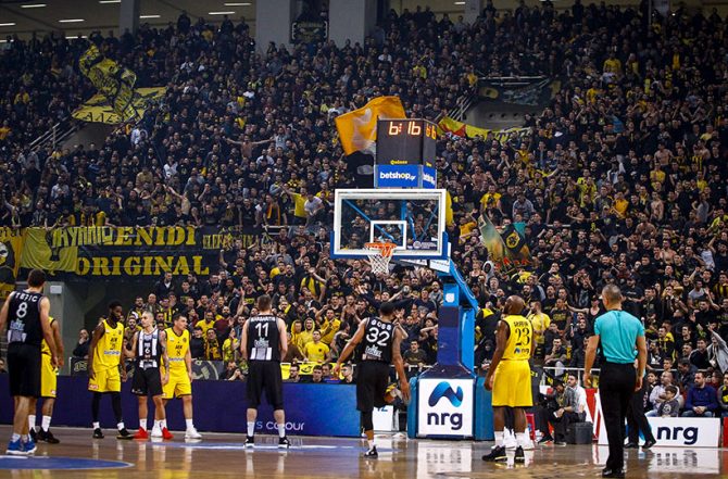 ORIGINAL πάρτι για χάρη της Βασίλισσας! (VIDEO)