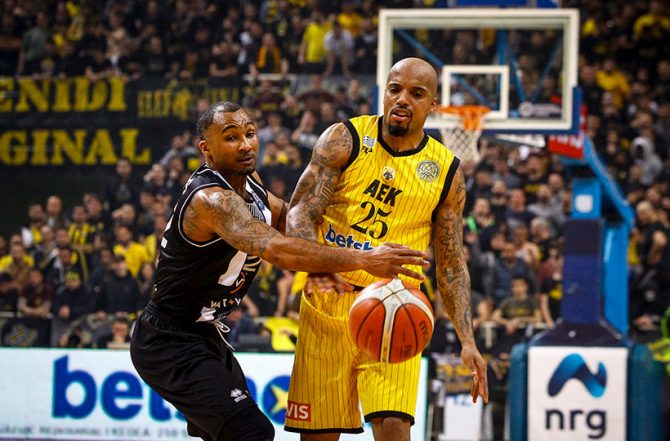 Θίοντορ και Γκρίφιν επιτέθηκαν στην ΑΕΚ για τα οφειλόμενα (pics) Θίοντορ και Γκρίφιν επιτέθηκαν στην ΑΕΚ για τα οφειλόμενα (pics)