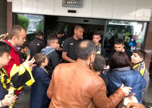 Με αποθέωση πηγαίνει στο γήπεδο η αποστολή (PICS)