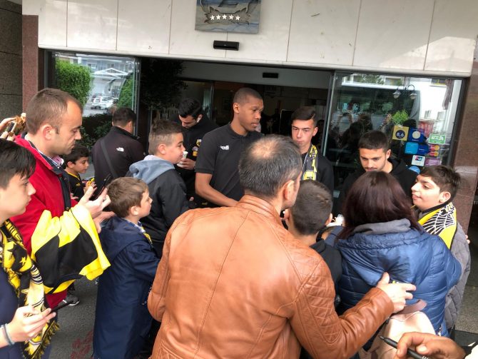 Με αποθέωση πηγαίνει στο γήπεδο η αποστολή (PICS)