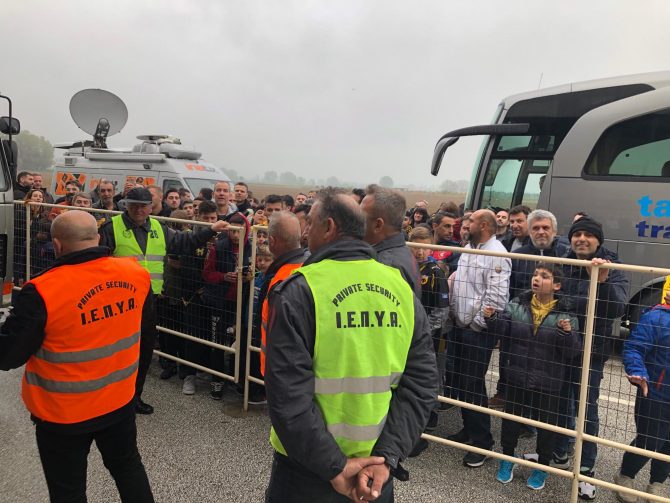 Ο κόσμος αποθέωσε τους παίκτες στα Πηγάδια – «ΑΕΚάρα φέρε μας το Κύπελλο…» (VIDEO)