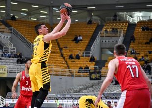 Ο Λαρεντζάκης στην πρώτη πεντάδα “κλεφτών” της ΑΕΚ