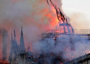 Φωτιά στην Παναγία των Παρισίων: Η στιγμή που πέφτει η κορυφή του καμπαναριού
