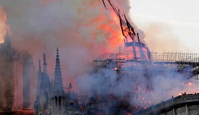 Φωτιά στην Παναγία των Παρισίων: Η στιγμή που πέφτει η κορυφή του καμπαναριού
