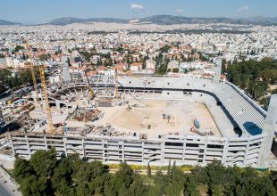 Συνεχίζεται η συναρμολόγηση του στεγάστρου (VIDEO)