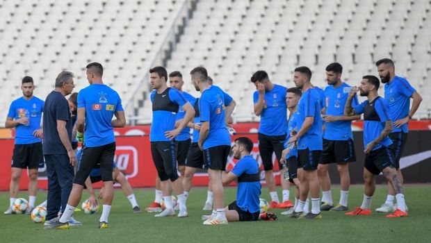 Eλλάδα – Ιταλία: Με τρεις στην άμυνα κόντρα στους “ατζούρι”