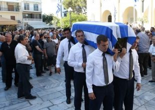Πλήθος κόσμου αποχαιρέτησε τον Μπάμπη Χολίδη