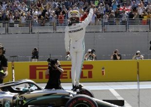 Pole position για Χάμιλτον με ρεκόρ πίστας