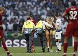 Μηνύματα με φλερτ από παίκτες της Λίβερπουλ αποκάλυψε η εισβολέας του τελικού!