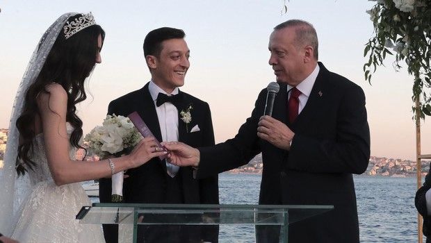 Ο Ταγίπ Ερντογάν μάρτυρας στο γάμο του Εζίλ