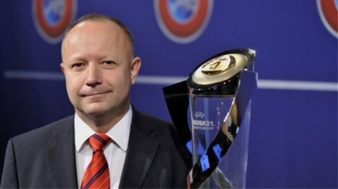 Φούσεκ: «Παραμένει ακόμα ένα χρόνο ο Περέιρα»