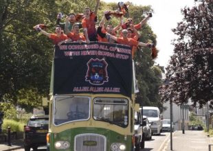 Ερασιτεχνική ομάδα πλήρωσε 4.000 λίρες για ανοιχτό πούλμαν και… έκανε παρέλαση μόνη της! (pics)