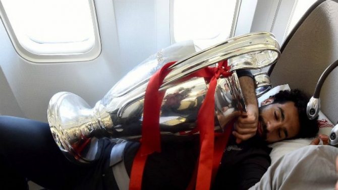 Λίβερπουλ: Με την κούπα αγκαλιά και στον ύπνο ο Σαλάχ!