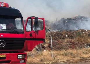 Μεγάλη φωτιά στο Λαύριο κοντά στην Ελληνική Βιομηχανία Όπλων