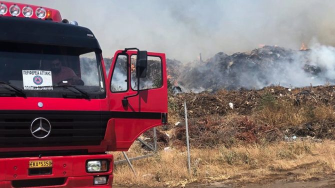 Μεγάλη φωτιά στο Λαύριο κοντά στην Ελληνική Βιομηχανία Όπλων Μεγάλη φωτιά στο Λαύριο κοντά στην Ελληνική Βιομηχανία Όπλων