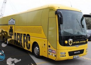 Έφτασε στο Κίελτσε το πούλμαν της ΑΕΚ (VIDEO)