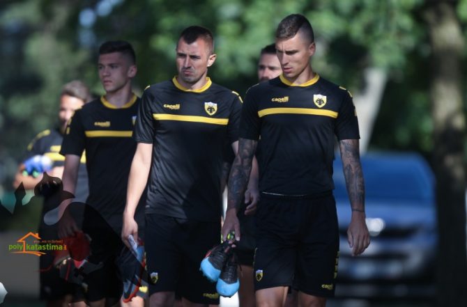 Με τα πόδια στο γήπεδο και όλοι μαζί! (VIDEO) Με τα πόδια στο γήπεδο και όλοι μαζί! (VIDEO)