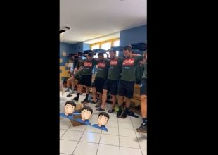Νάπολι: Ο Μανωλάς μαθαίνει στους συμπαίκτες του να χορεύουν συρτάκι!