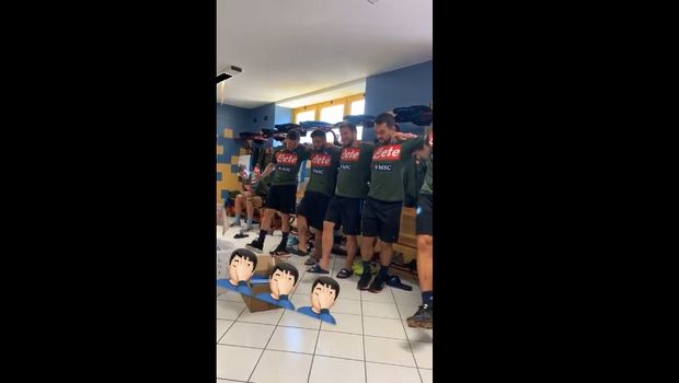 Νάπολι: Ο Μανωλάς μαθαίνει στους συμπαίκτες του να χορεύουν συρτάκι!