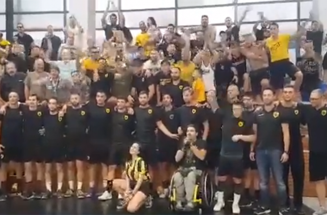 Παίκτες και κόσμος έγιναν… ένα! (VIDEO)