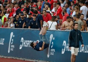 Διεκόπη φιλικό της Μπενφίκα λόγω επεισοδίων (pics)