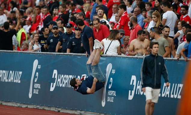 Διεκόπη φιλικό της Μπενφίκα λόγω επεισοδίων (pics)