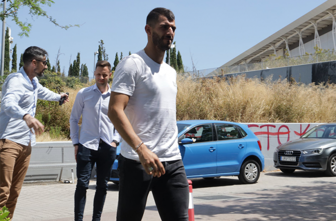 Στα γραφεία της ΑΕΚ ο Ολιβέιρα (ΦΩΤΟ)