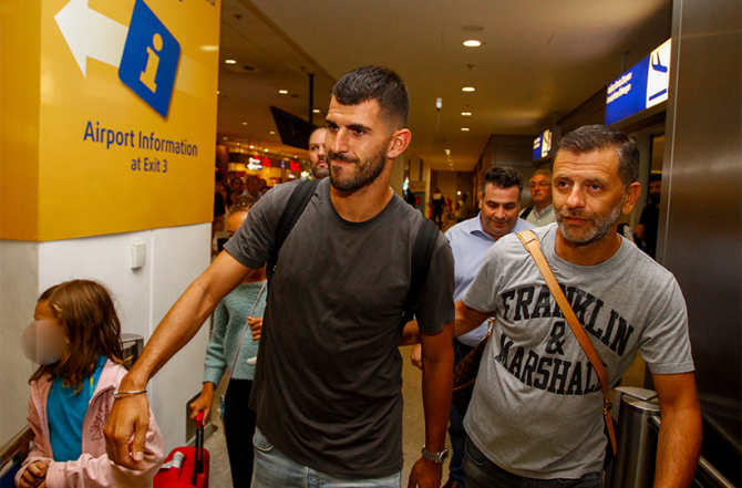 Έφτασε Αθήνα ο Ολιβέιρα για την ΑΕΚ (pics)