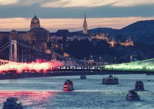 Πανό «UEFA=MAFIA» σε γέφυρα της Βουδαπέστης από οπαδούς της Χόνβεντ για την τιμωρία της Κραϊόβα
