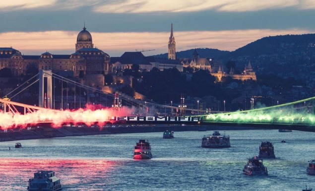 Πανό «UEFA=MAFIA» σε γέφυρα της Βουδαπέστης από οπαδούς της Χόνβεντ για την τιμωρία της Κραϊόβα