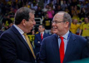 Ο Αγγελόπουλος, ο Πρίγκηπας Αλβέρτος και η… υπόκλιση στην Βασίλισσα!