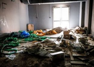 Εγκατάσταση μπιτς βόλεϊ: Εικόνες που προκαλούν θλίψη