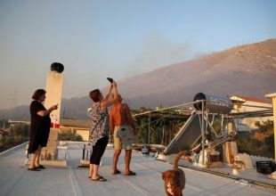 Φωτιά στον Υμηττό: “Μας βγάλαν έξω άρον άρον, ήταν σίγουρα εμπρησμός”